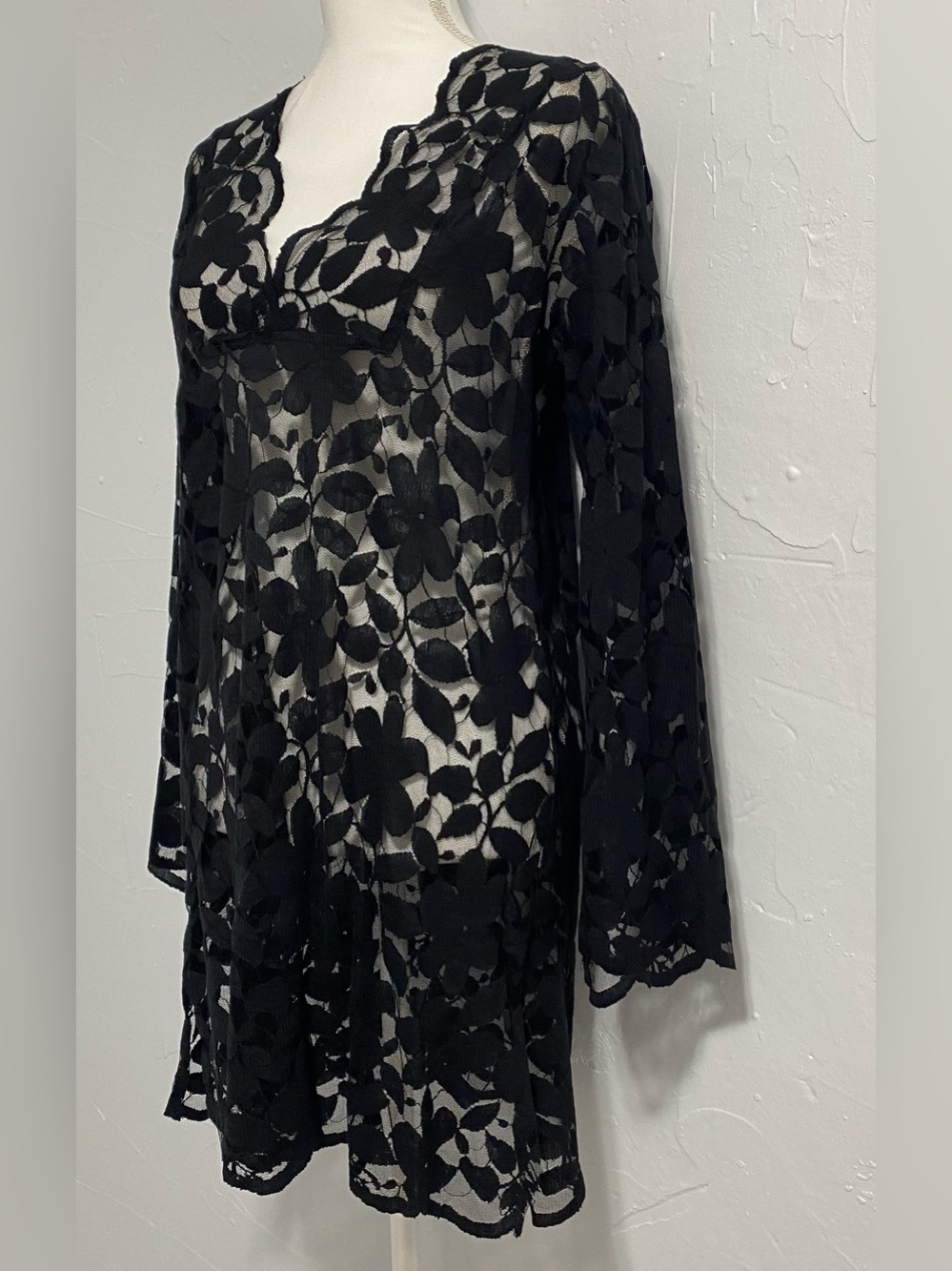 Vintage Women's Black Floral Lace Long-Sleeve Chemise